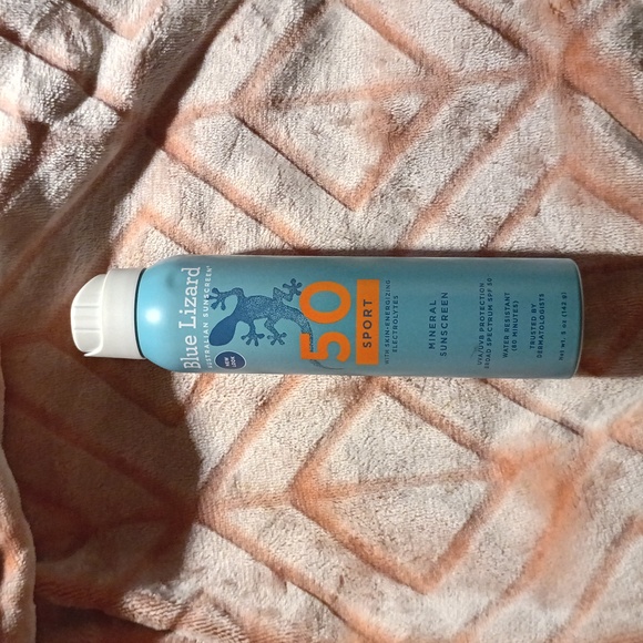 BLUE LIZARD SPORT MINERAL SUNSCREEN SPF50 LOTION & SPRAY - Picture 3 of 8